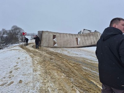 Фура опрокинулась и перекрыла трассу близ Пителино